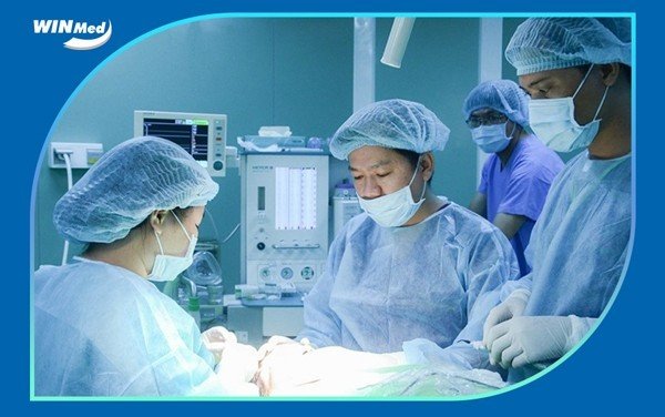Bác sĩ thực hiện quá trình hút mỡ Bác sĩ thực hiện quá trình hút mỡ